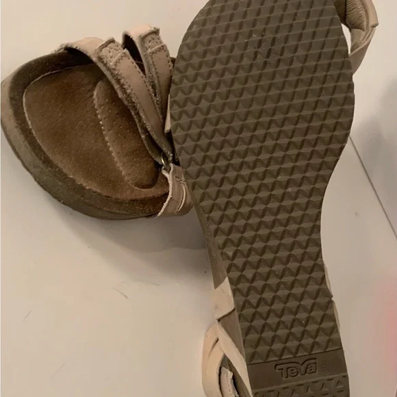NWOT..TEVA leather  Sandals - Picture 8 of 10